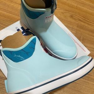 New XTRATUF ankle deck boot light blue/fish size 5